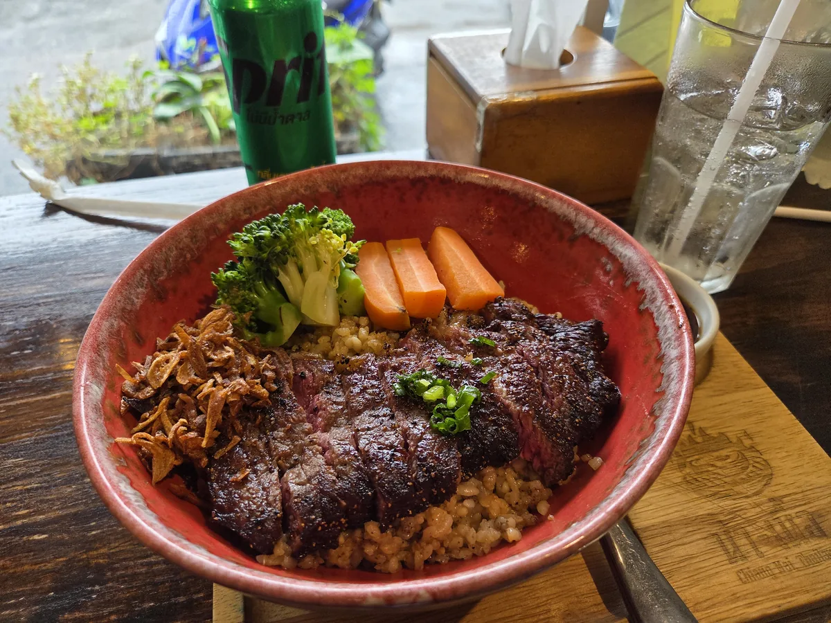 Steak rice bowl with broccoli and carrots